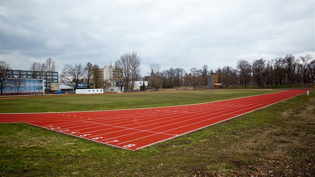 Atletický stadion v Hradci Králové, na němž trénují profesionální hasiči.