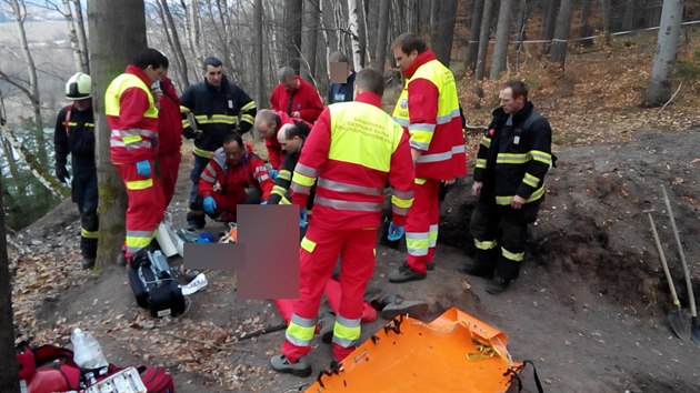 Mue ve vkopu na Jinsku zavalila zemina, zdravotnci ho resuscitovali 10 minut (14.3.2017).