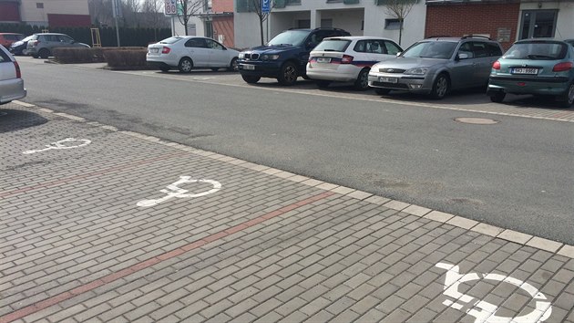 Parkovit v Rybov ulici v Hradci Krlov - bn stn jsou tm pln, zatmco na tch pro invalidy stoj jen nkolik aut.