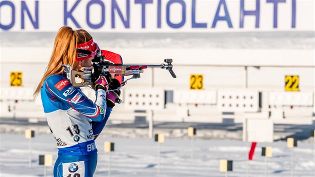 Gabriela Koukalov pi nstelu ped sthacm zvodem v Kontiolahti