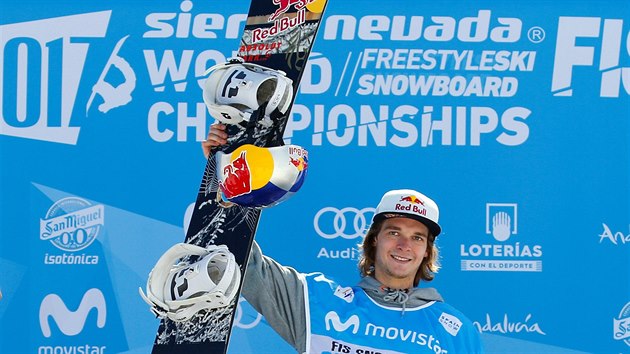 Belgick snowboardista Seppe Smits slav triumf ve slopestylu na mistrovstv svta.