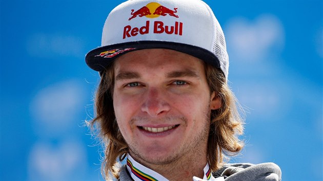 Belgick snowboardista Seppe Smits slav triumf ve slopestylu na mistrovstv svta.