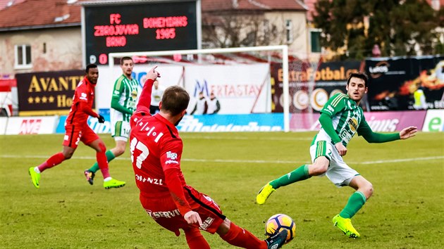 Jan tohanzl z Brna (v ervenm) centruje v duelu proti Bohemians