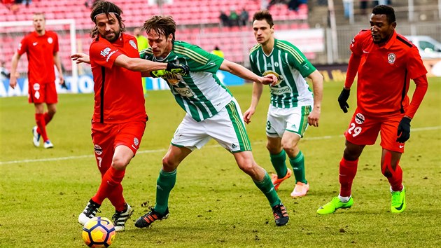 Brnnsk kapitn Pavel Zavadil (vlevo) a Michal vec z Bohemians v souboji o m