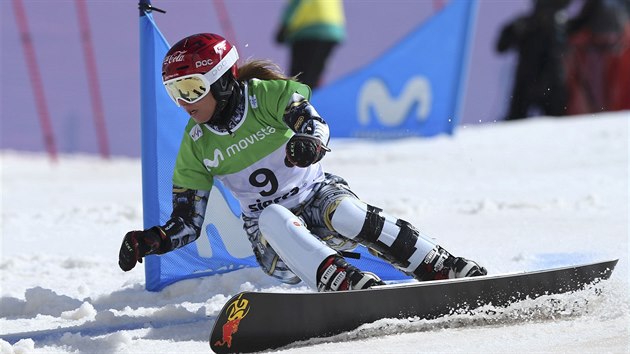 Snowboardistka Ester Ledeck bhem tvrtfinlov jzdy v obm slalomu na mistrovstv svta.