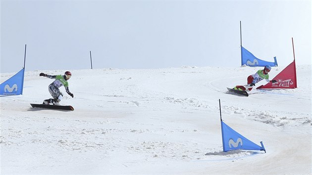 KDO S KOHO? Snowboardistka Ester Ledeck (vlevo) bojuje proti Patrizii Kummerov ve finle mistrovstv svta v obm slalomu.