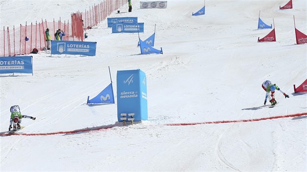 CL. Snowboardistka Ester Ledeck (vlevo) zskala ve finle mistrovstv svta v obm slalomu zlatou medaili, porazila Patrizii Kummerovou.