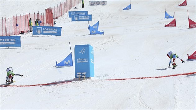 C�L. Snowboardistka Ester Ledeck� (vlevo) z�skala ve fin�le mistrovstv� sv�ta v ob��m slalomu zlatou medaili, porazila Patrizii Kummerovou.