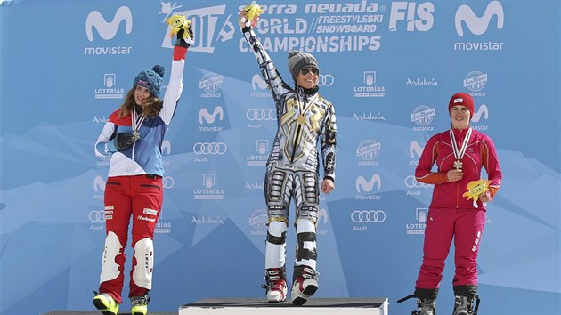 Ester Ledeck (uprosted) slav zlato z obho slalomu na mistrovstv svta, vlevo je druh Patrizia Kummerov, vpravo pak tet Jekatrina Tudgeevov.