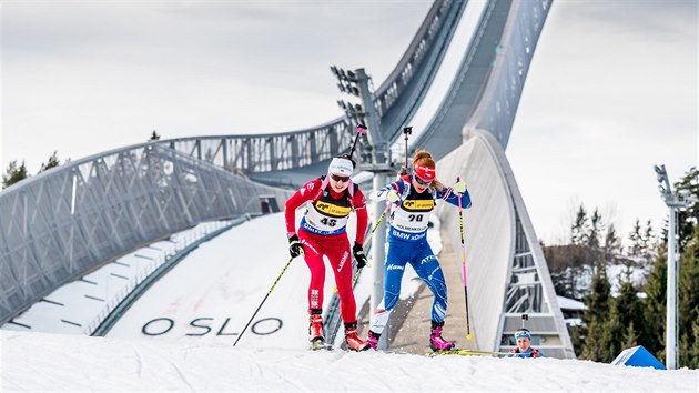 Gabriela Koukalov (vpravo) na trati sprintu v Oslu