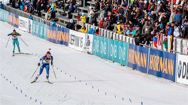Veronika Vtkov (vpedu) pijd do cle sprintu v Oslu