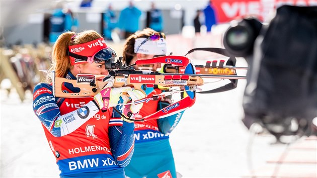 Gabriela Koukalov (vpedu) pi stelb bhem sthacho zvodu v Oslu