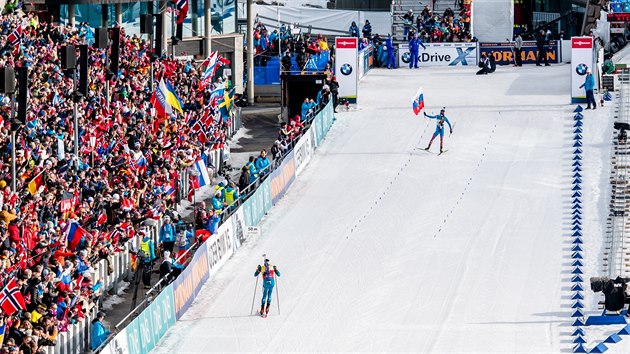 Momentka ze sthacho zvodu mu v Oslu, do cle pijd jako prvn Anton ipulin, za nm Martin Fourcade.