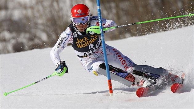 Petra Vlhová na trati slalomu v Aspenu
