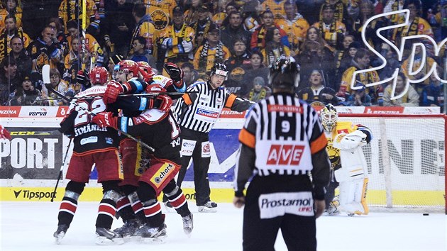 Hradečtí hokejisté slaví gól na ledě Litvínova.