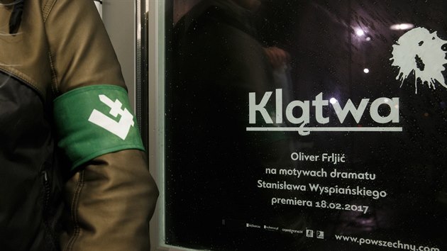 Záběr z polských protestů proti uvádění Frlićovy inscenace kusu Klątwa