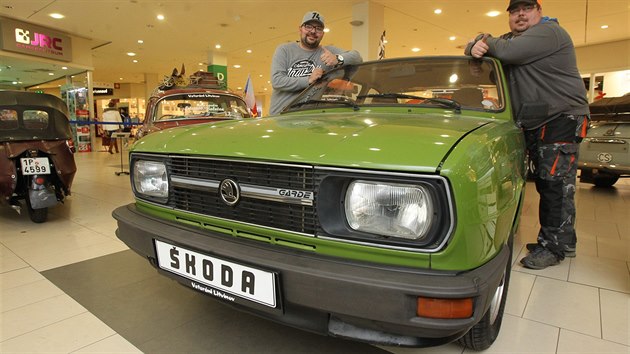 Škoda Garde z roku 1983, patřící Spolku veteránů Litvínov, která si nedávno zahrála v seriálu Svět pod hlavou . 