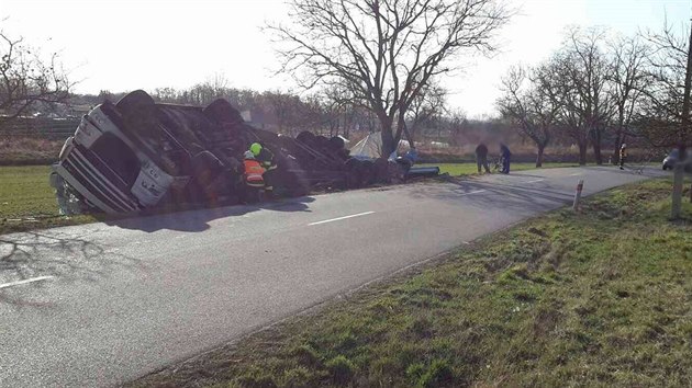 Jihomoravt hasii vyjdli ke kamionu, kter se pevrtil a skonil v pkop.