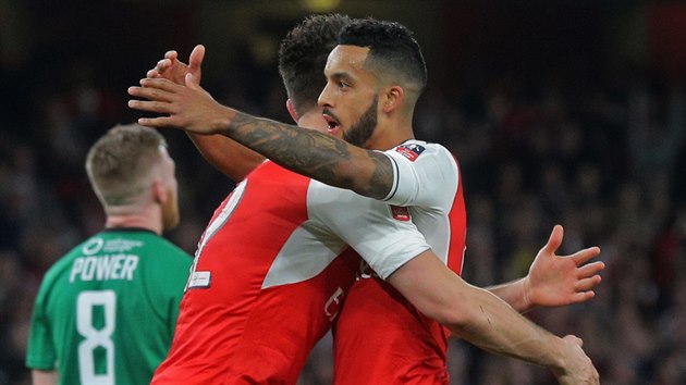 Theo Walcott a Olivier Giroud se raduj z glu Arsenalu ve tvrtfinle FA Cupu proti Lincolnu City.