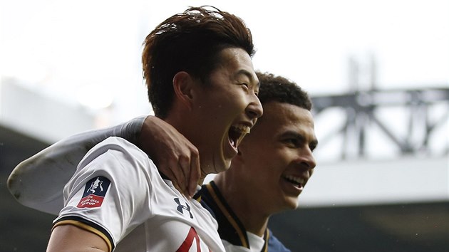 GL! Heung-min Son a Dele Alli se raduj z branky ve tvrtfinle FA Cupu mezi Tottenhamem a Millwallem.