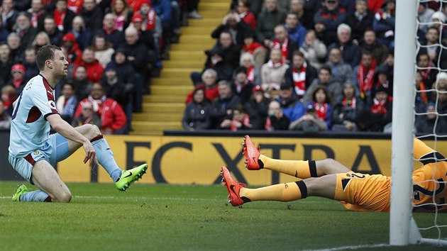 ZASKOIL ANFIELD. U v sedm minut zpasu se trefil Ashley Barnes a Burnley vedlo nad Liverpoolem 1:0.