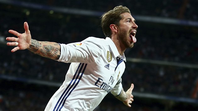 Kapitn Realu Madrid Sergio Ramos oslavuje gl do st Betisu Sevilla.