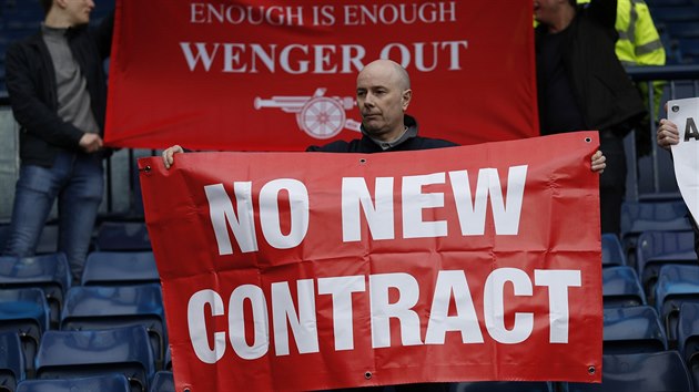 ANTI WENGER. Protesty fanouk proti trenru Arsene Wengerovi se po prohe na hiti West Bromwiche jet prohloubily.
