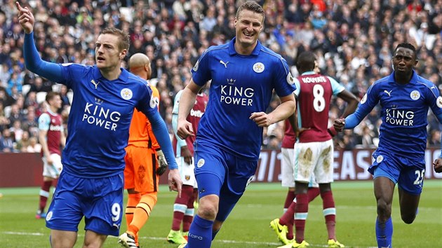 tonk Leicesteru Jamie Vardy oslavuje trefu v zpase proti West Hamu United.