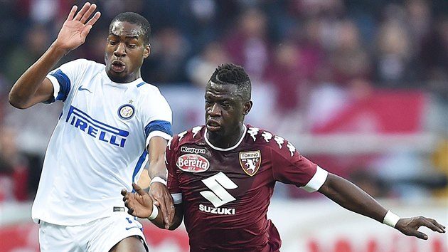 Turnsk Afriyie Acquah (vpravo) Geoffrey Kondogbia z Interu bojuj o m v utkn italsk ligy.