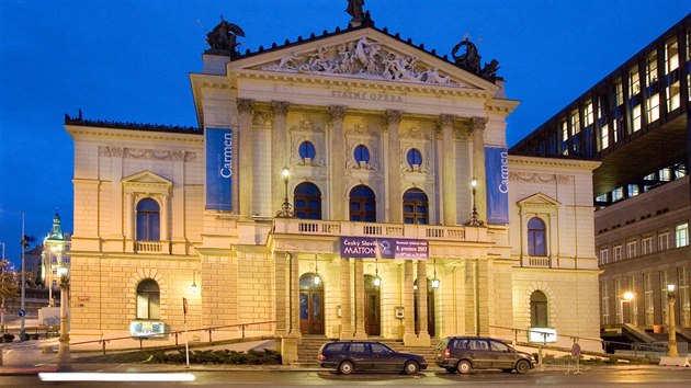Státní opera stojí v centru Prahy u severojižní magistrály.