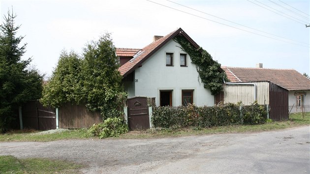 Rašovice, okres Kutná Hora. Samostatně stojící rodinný dům s garáží je na prodej za 965 tisíc korun.