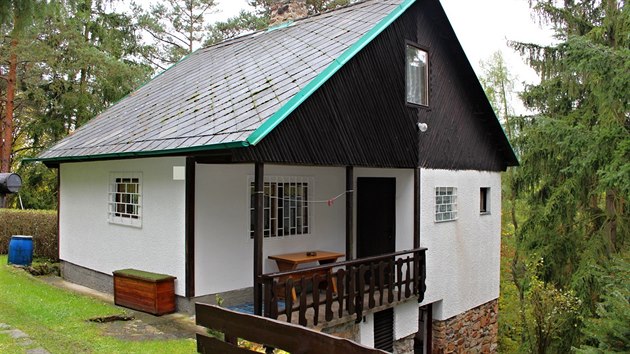 Skryje, okres Rakovník. Zateplené chata poblíž řeky Berounky je na prodej za 950 tisíc korun. 