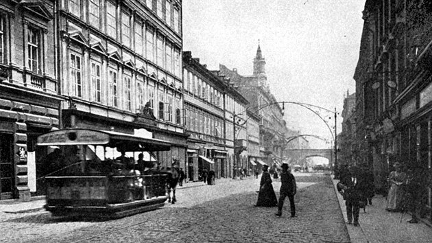 Blííme se k Negrelliho viaduktu. Byvala tu i plynárna.