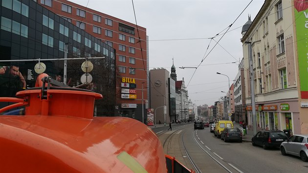 Vysoanská radnice pi pohledu z mazací tramvaje.