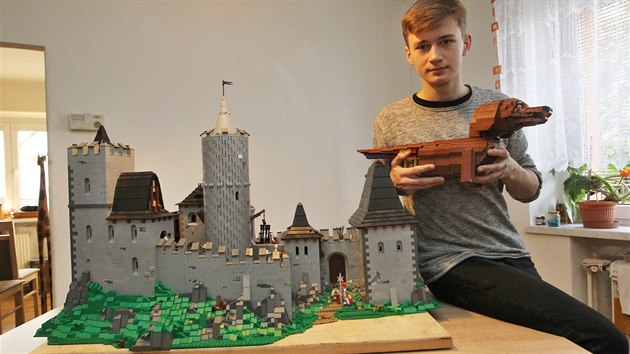 Daniel Soviar s modelem fiktivního hradu a rozpracovaným modelem jezevčíka