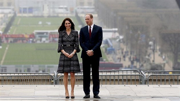 Princ William a vvodkyn Kate s Eiffelovkou v pozad (Pa, 18. bezna 2017)