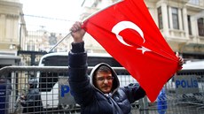 Demonstrant u nizozemského konzulátu v Istanbulu. (12.3. 2017)