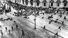 Scéna z únorové revoluce 1917 v ulicích Petrohradu