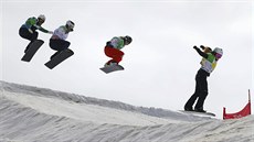 Závod snowboardcrossaek na mistrovství svta. Druhá zleva je Vendula Hopjaková.