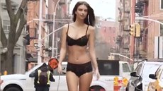 Americká modelka Emily Ratajkowski venčí psa ve spodním prádle