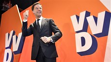 Mark Rutte oslavuje volební vítzství (16. bezna 2017)