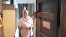 Jaroslav Kourek u vchodu do krytu, který mají obyvatelé domu pod svými byty.