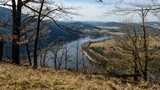 Pohled z hrany vltavského kaonu k západu. Vlevo vrch Drbákov