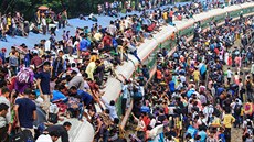 Kadé ráno a veer se na nádraí v Dháce shromádí tisíce lidí, kteí se touí...