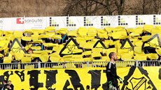 Ostravský branká� Petr Va�ek p�ed kotlem fand� Baníku, kte�í ve Frýdku-Místku...