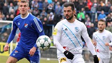 Frýdecko-místecký úto�ník Martin Vysko�il (v bílém) a obránce Petr Breda z...