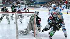 Chomutovští hokejisté střílí gól v utkání předkola play-off proti Mladé...