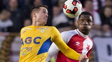Teplický Marek �ervenka (vlevo) hlavi�kuje p�ed slávistickým obráncem Simonem...