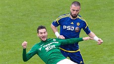 Jablonecký Michal Trávník (v zeleném) v souboji s Janim Urdinovem z Jihlavy