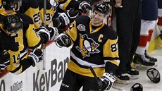 Sidney Crosby slaví se spoluhrái z Pittsburghu svj hattrick proti Florid.